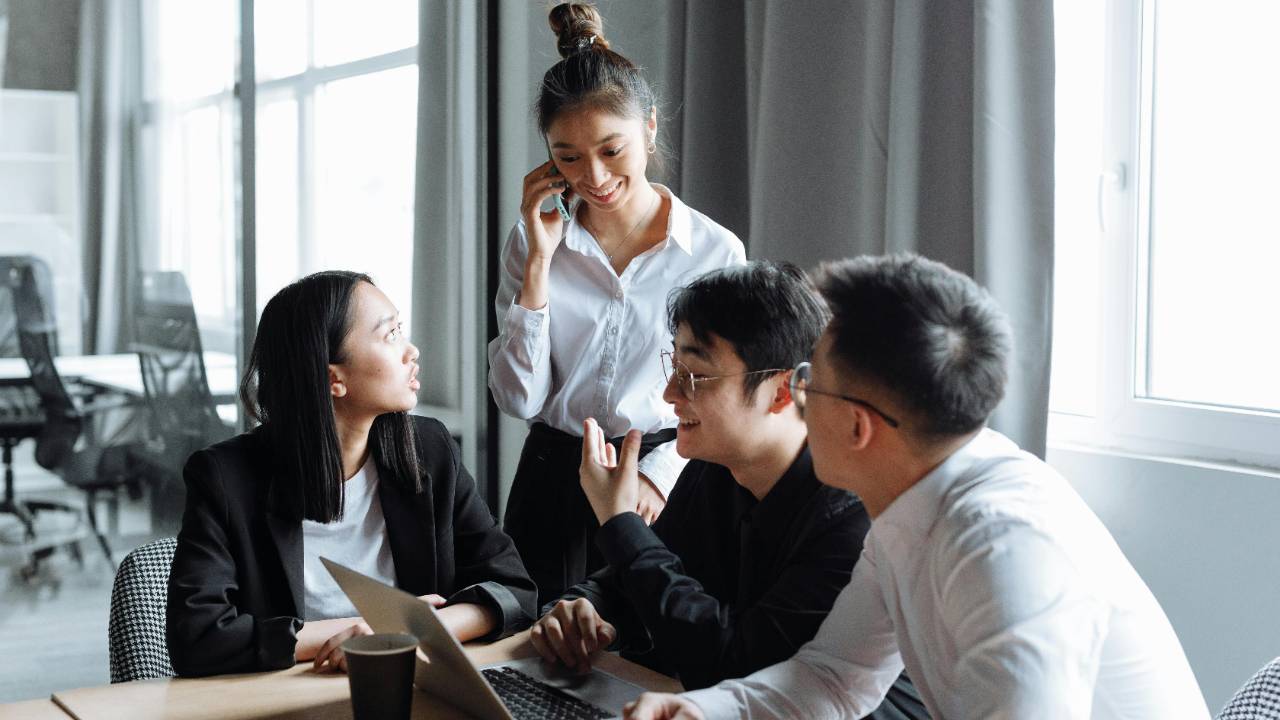 Boosting Sales and Productivity with ChatGPT Insights MEKA-2148169302