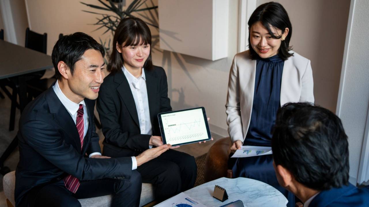 Strategi Berkomunikasi untuk Penglibatan Awam dan Pengaruh MEKA-2148836596